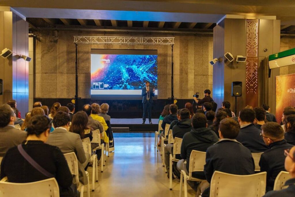 Ministro de Ciencia inauguró Día de la Astronomía en Estación del Sol del Metro de Santiago