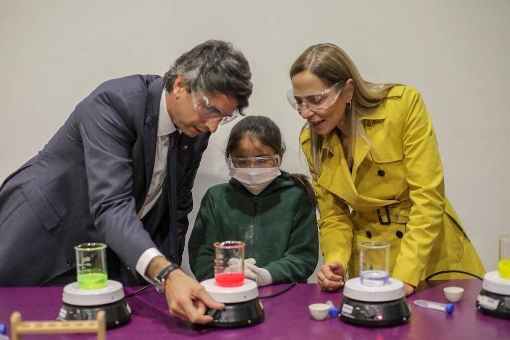 En el Día Internacional de las Niñas en las TIC: Ministros Plá y Couve hacen un llamado para que más niñas se interesen en el mundo de la tecnología