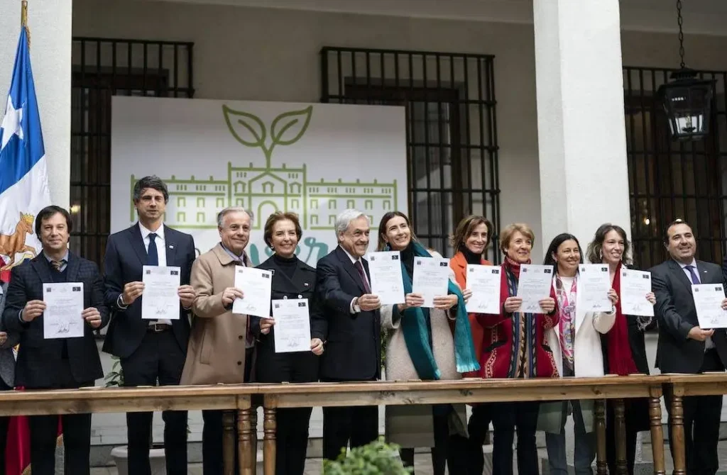 Presidente Piñera, ministros y poderes del Estado firman compromiso para impulso de políticas sustentables