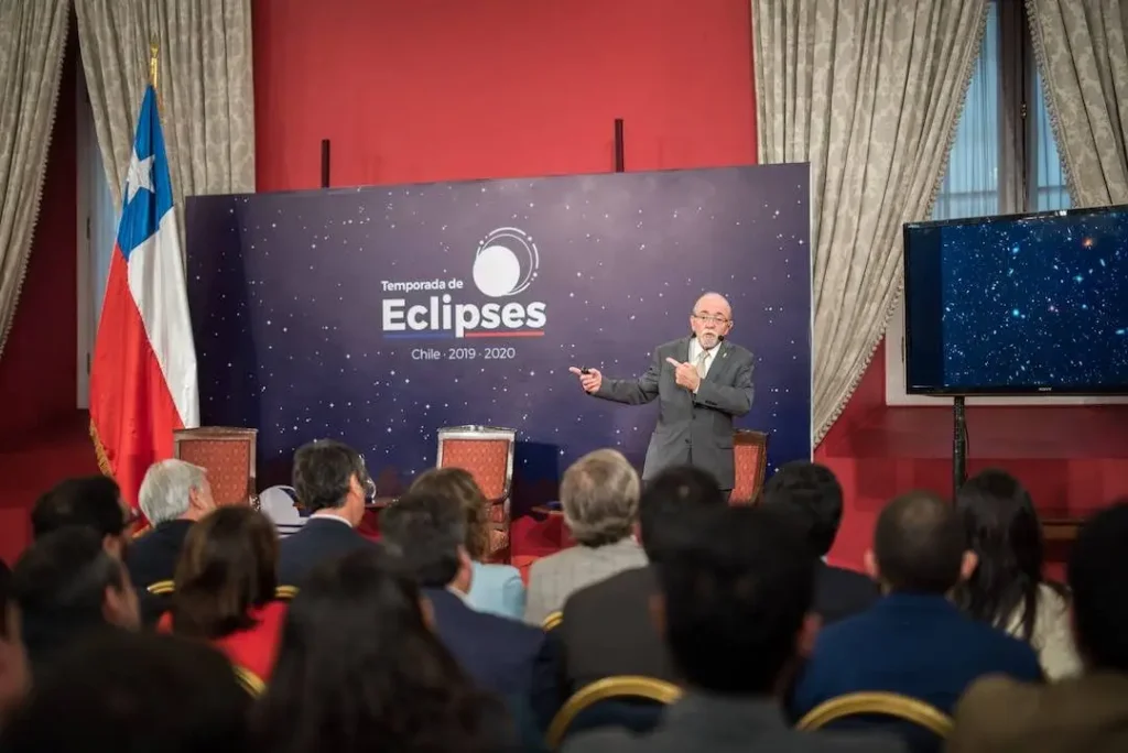 Los eclipses en Chile se toman la 11° versión del ciclo "Diálogos en La Moneda"