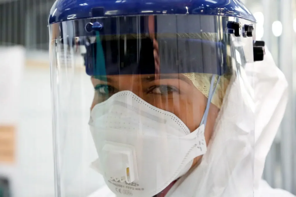 Reto de Innovación Covid-19: Ministerio de Ciencia y Corfo destinarán $800 millones a proyectos que protejan del contagio al personal de salud