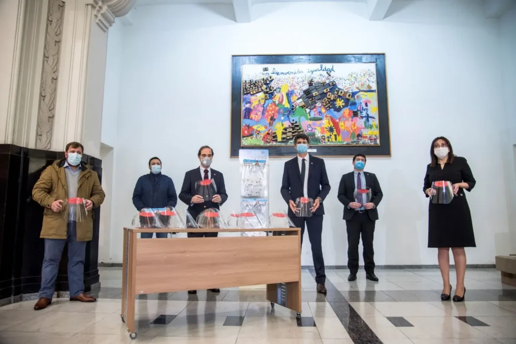Ganadores del “Reto de Innovación Covid-19” donan escudos faciales a funcionarios de SENAME