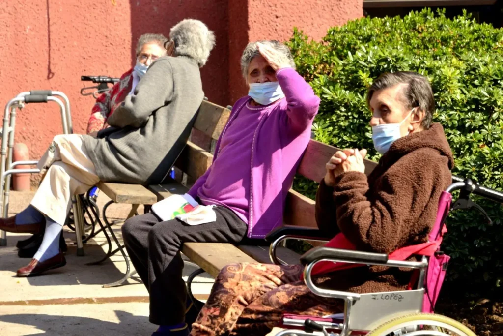 Primer estudio de seroprevalencia permitirá conocer impacto del coronavirus en residencias públicas de adultos mayores