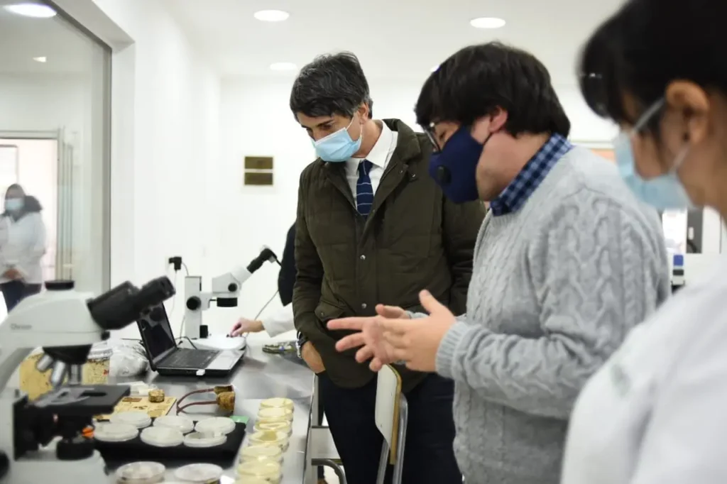 Ministro de Ciencia visita centros de investigación vinculados al desarrollo agrícola en la región de O’Higgins
