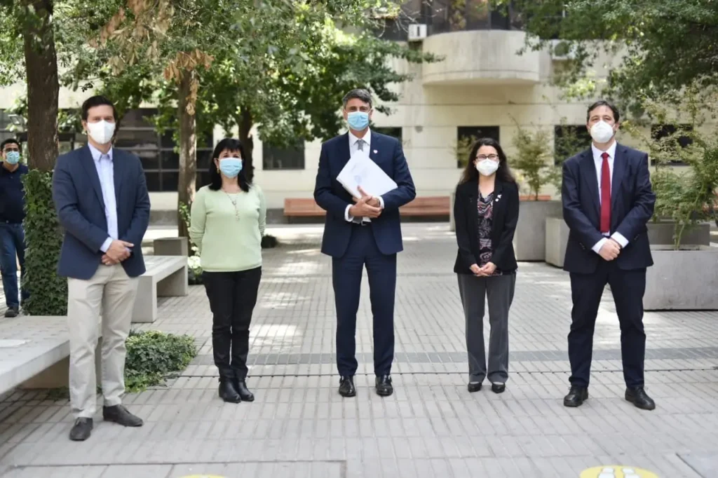 Investigadores presentan primeros resultados del estudio de la vacuna CoronaVac en Chile