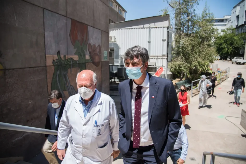 Chile recibe 158 mil dosis de la vacuna de AstraZeneca cuyo estudio clínico lidera la Universidad de Chile