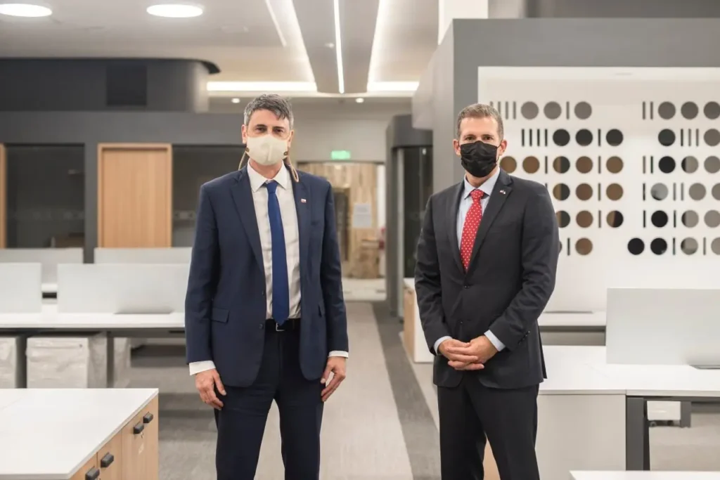 Ministro Couve recibe primera visita oficial en las nuevas instalaciones del Ministerio de Ciencia
