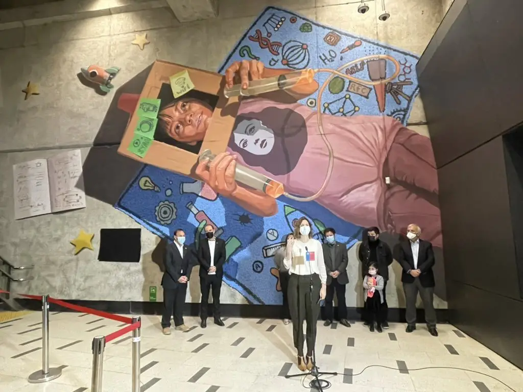 Subsecretaria Torrealba participó en la inauguración de mural que homenajea a las científicas del mundo en la estación de Metro Hospitales