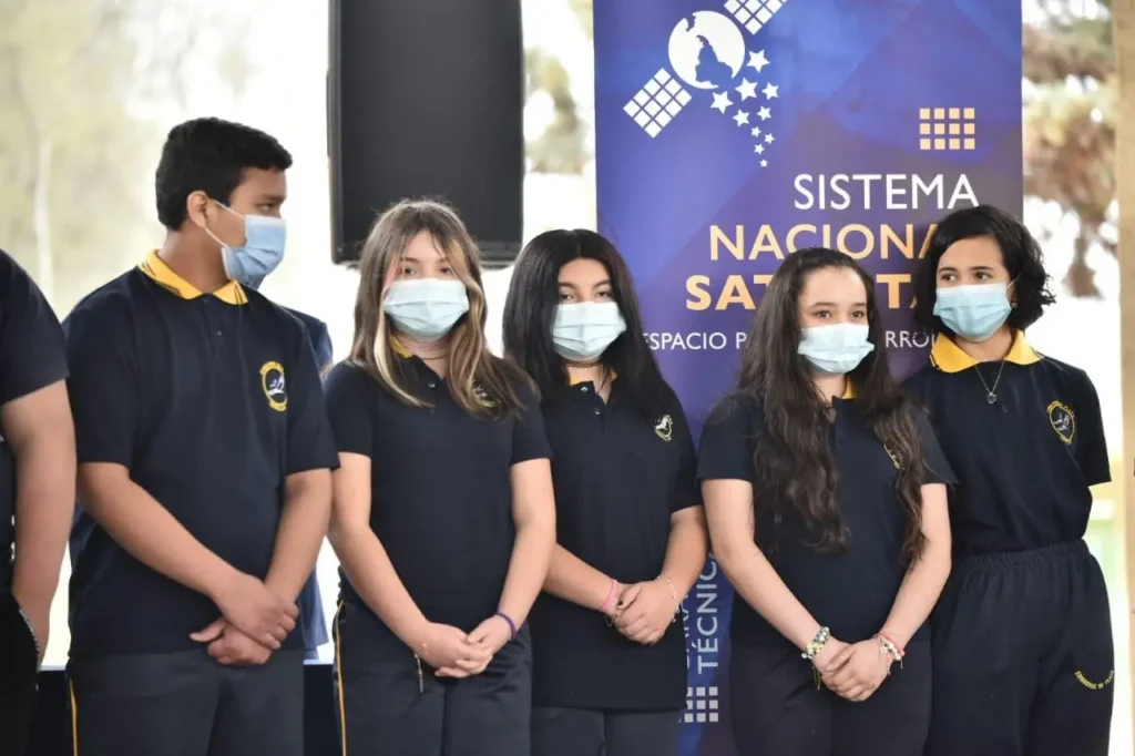 Alumnos de escuela en Cerrillos serán los primeros del país en participar en inédito Programa Escolar Satelital