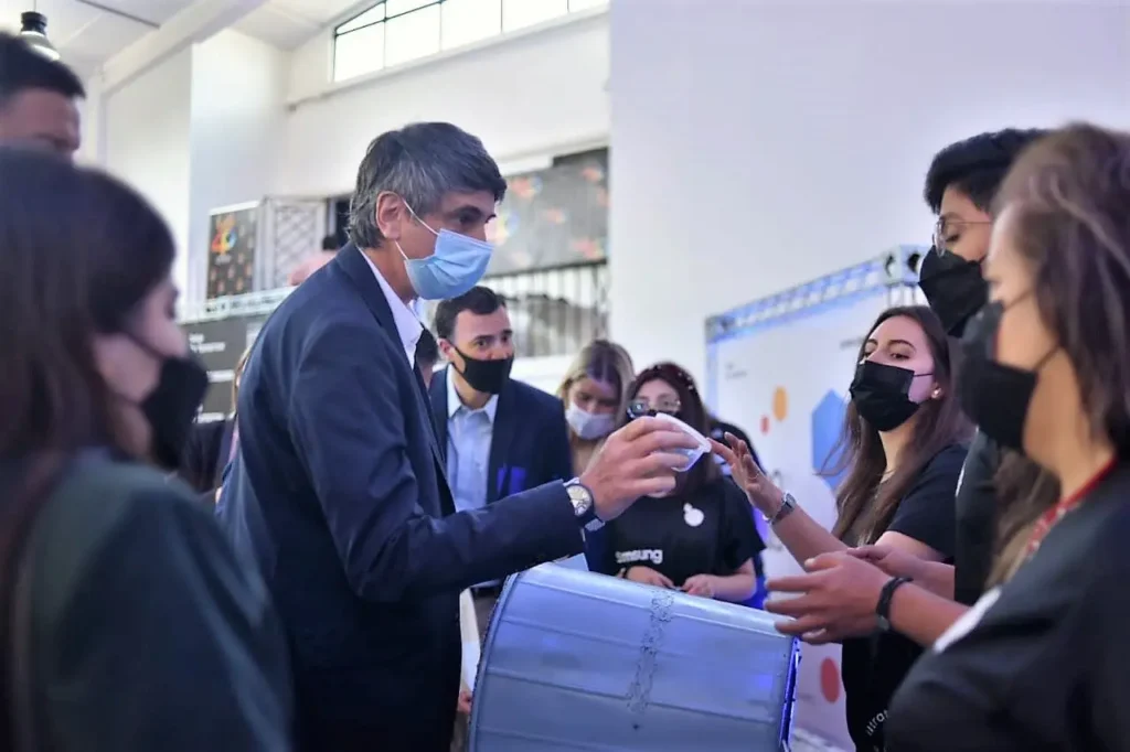 Estudiantes de enseñanza media ganan concurso de innovación escolar con prototipo que alerta de fugas de gas
