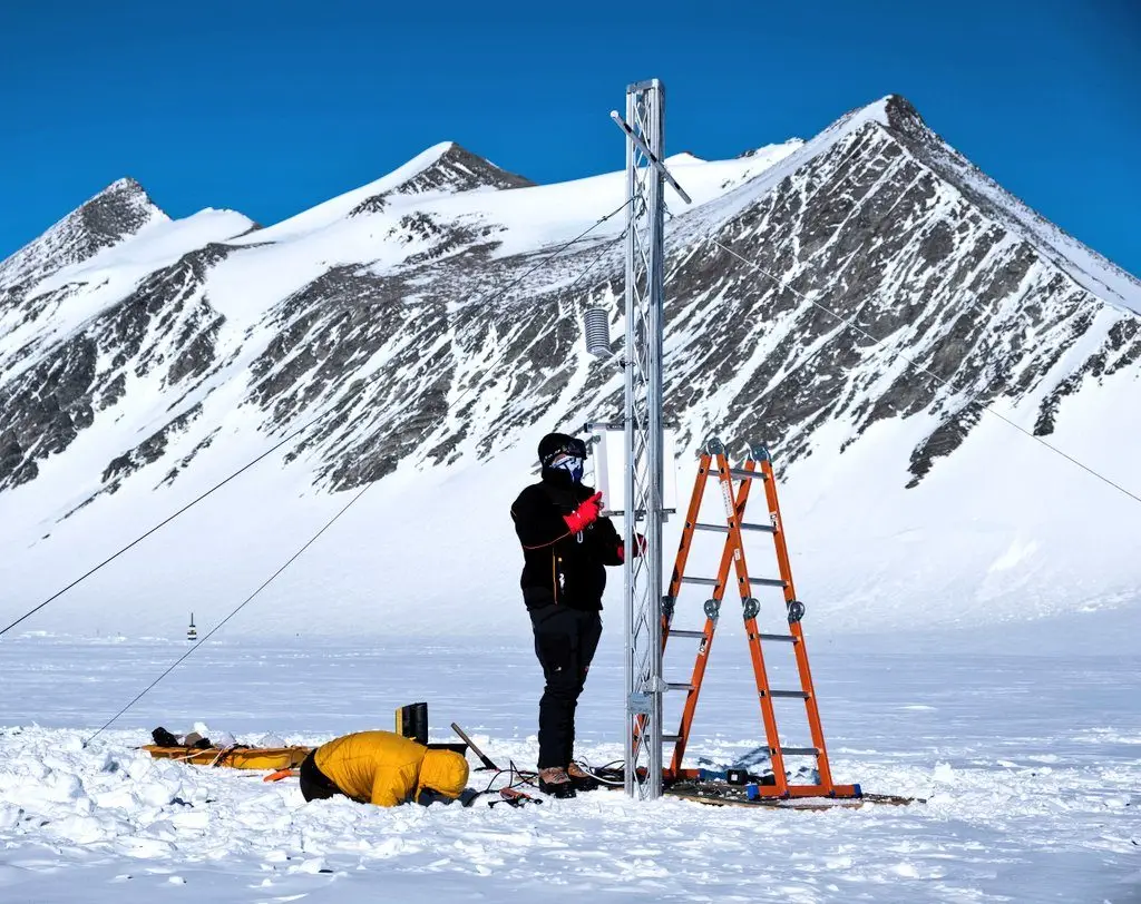 Autoridades nacionales inauguran primer sensor de la Red Latitudinal de Estaciones Multiparamétricas de Antártica