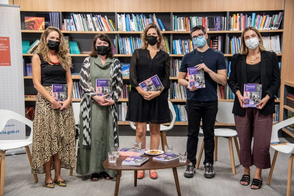 Ministerio de Ciencia anuncia donación del libro “Pioneras” al Sistema Nacional de Bibliotecas Públicas