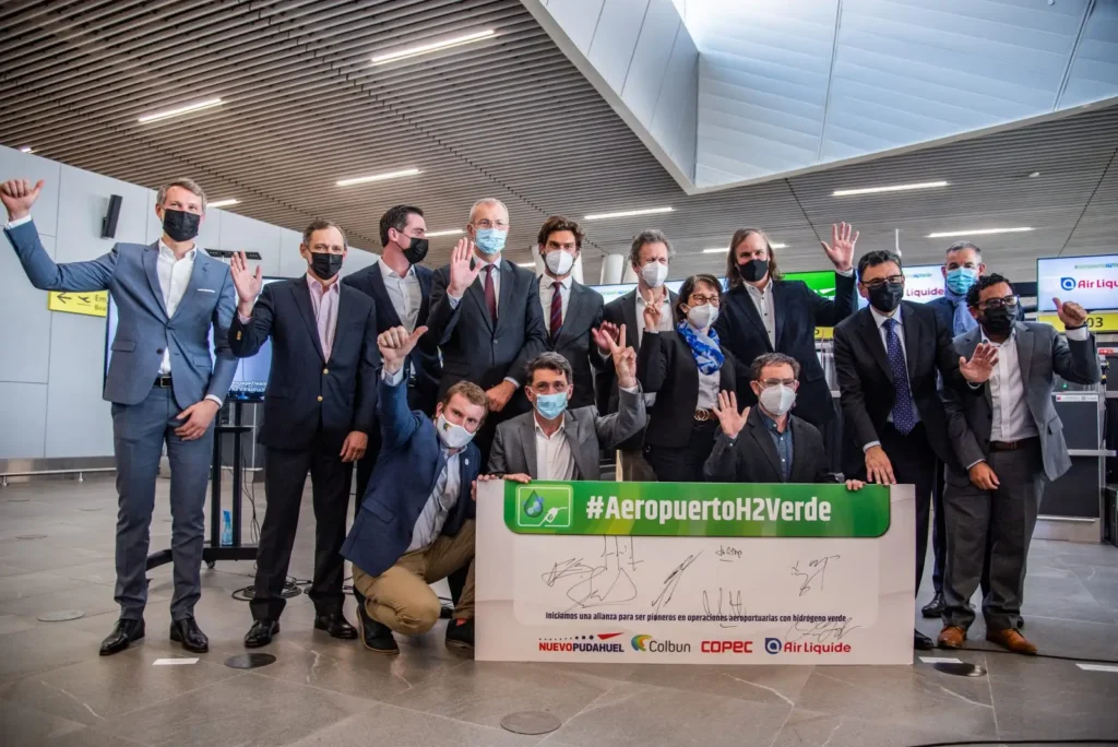 Ministro de Ciencia  Flavio Salazar asistió al lanzamiento del plan del Aeropuerto de Santiago para convertirse en el primero de América Latina en operar con hidrógeno verde