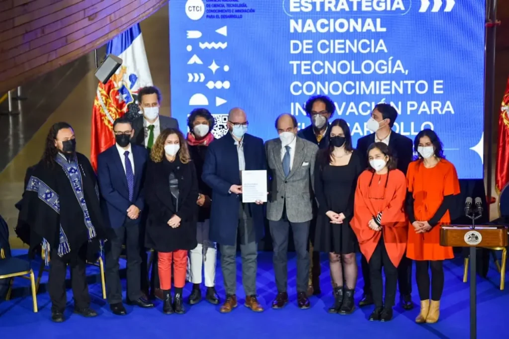 Entrega de la Estrategia Nacional en CTCI Ministro Salazar valora las propuestas presentadas y señala que serán un insumo en las iniciativas que impulsará el Gobierno para alcanzar un nuevo modelo de desarrollo