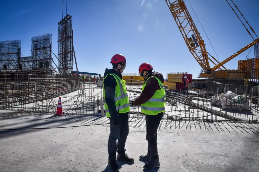 Ministro de Ciencia visita la construcción del telescopio óptico-infrarrojo más grande del mundo