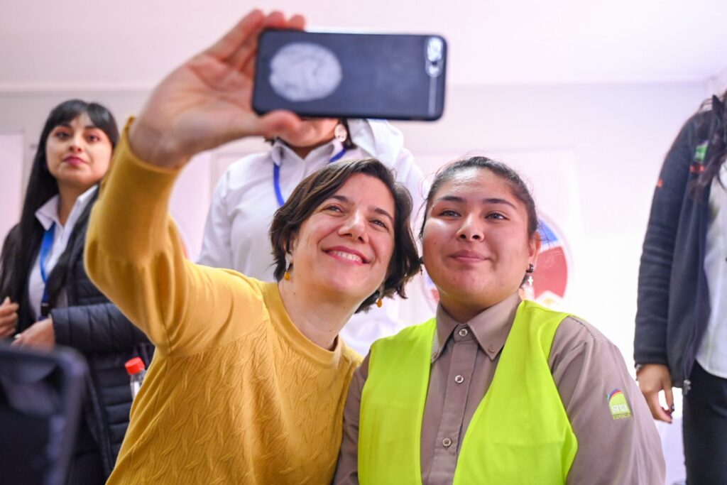 Estudiantes de Alto Hospicio protagonizan primera jornada de la Ministra de Ciencia en Tarapacá
