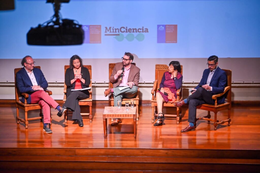 Ministras Vallejo y Etcheverry participan en seminario que abordó el primer informe de la Comisión Asesora Contra la Desinformación