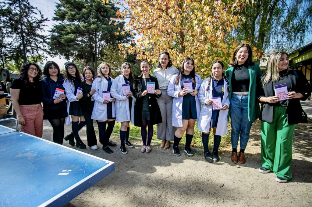 Ciencia y Telecomunicaciones celebran el Día Internacional de las Niñas en las TIC con decenas de estudiantes de la comuna de Lo Espejo
