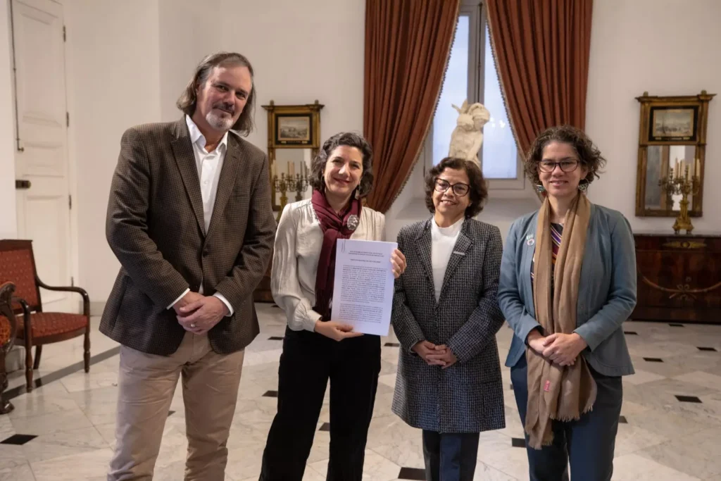 Con la firma de sus estatutos,  Gobierno inició hoy la constitución del  Instituto Nacional de Litio y Salares