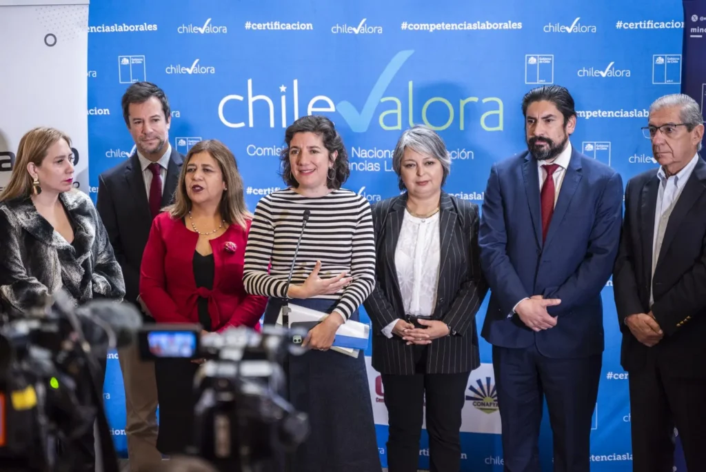 Más trabajadores en Inteligencia Artificial: MinCiencia y ChileValora avanzan en la certificación de 5 perfiles para el mercado digital