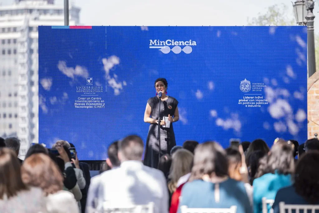 “La ciencia es más que una suma de proyectos”: ministra Aisén Etcheverry encabeza la entrega del nuevo Fondo de Investigación para Universidades a 21 instituciones