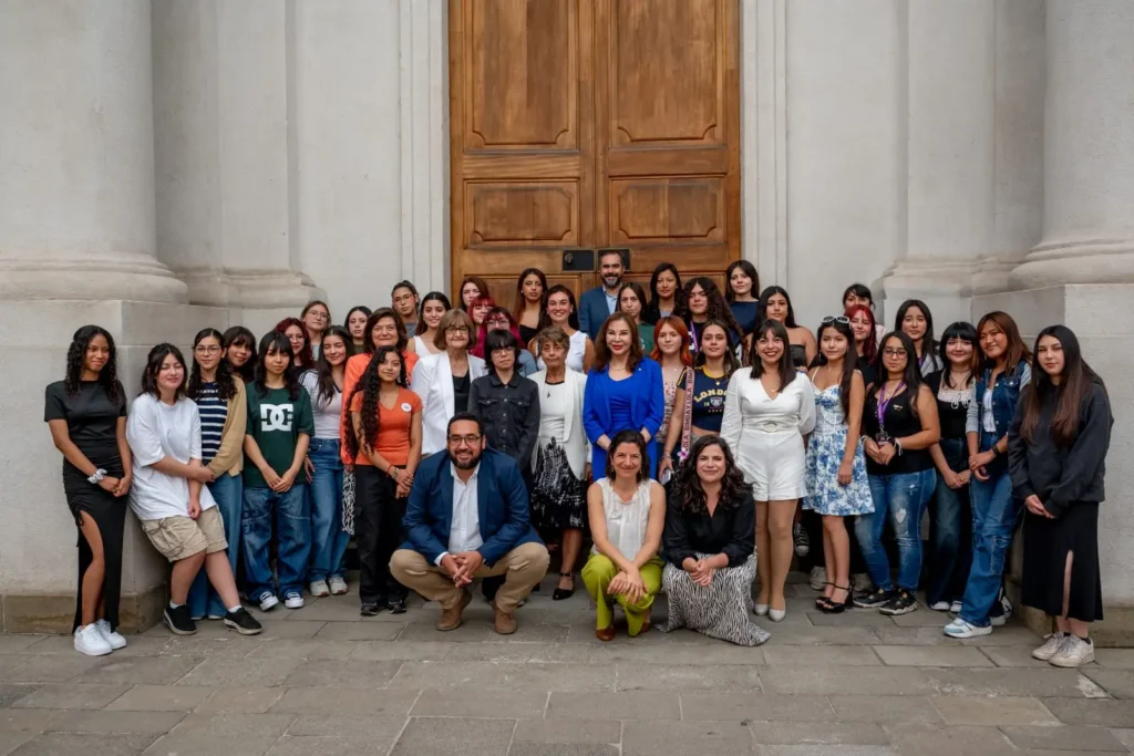 Gobierno reconoce a futuras estudiantes de carreras de Ciencias, Tecnología, Ingeniería y Matemáticas