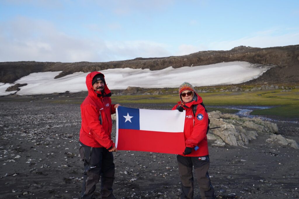 Durante Expedición Antártica Escolar, subsecretario Cristian Cuevas y seis estudiantes vivieron la experiencia polar