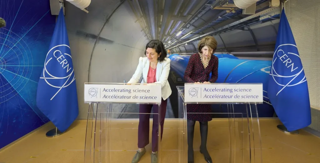 Ministra Aisén Etcheverry firma en Ginebra el acuerdo de admisión de Chile como Estado Miembro Asociado a CERN