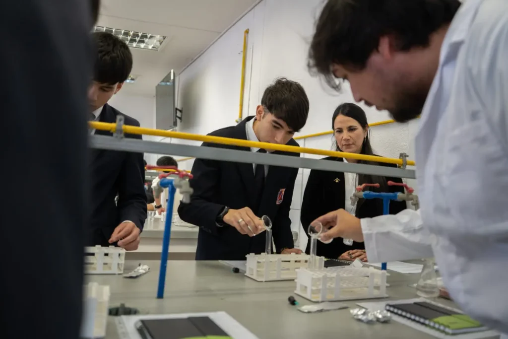 Seremi de Ciencias dictó charla en Seminario de Energía Sustentable en la UA