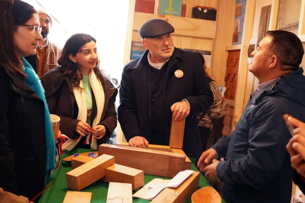 Muestra itinerante sobre la madera recorre Chiloé gracias al concurso Ciencia Pública del MinCiencia