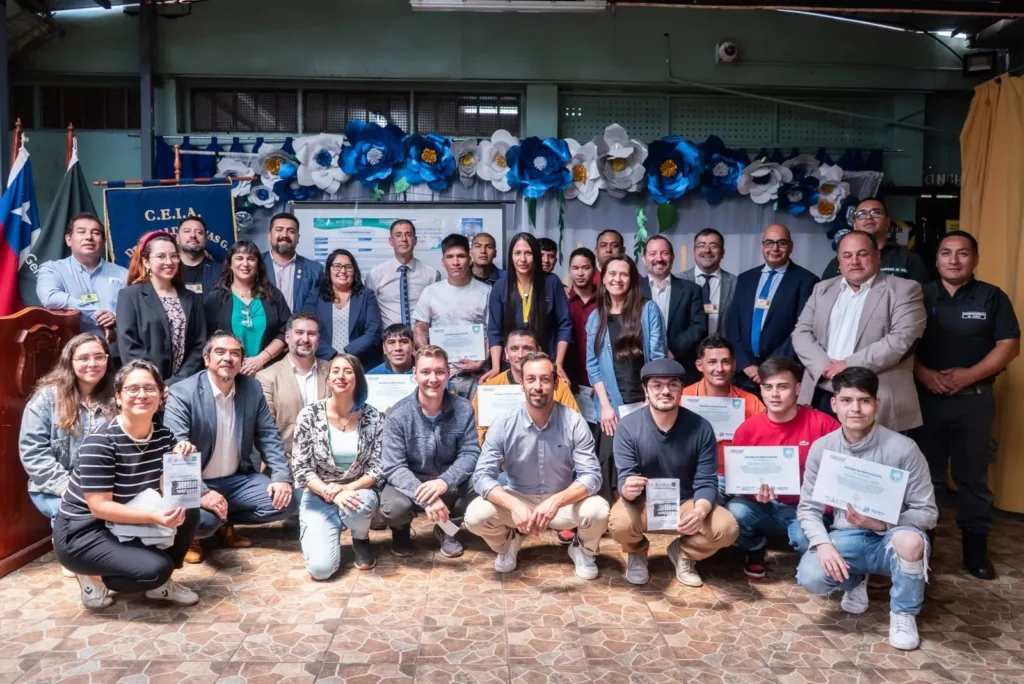 Estudiantes presentan proyecto científico como parte de su proceso de reinserción en Los Andes