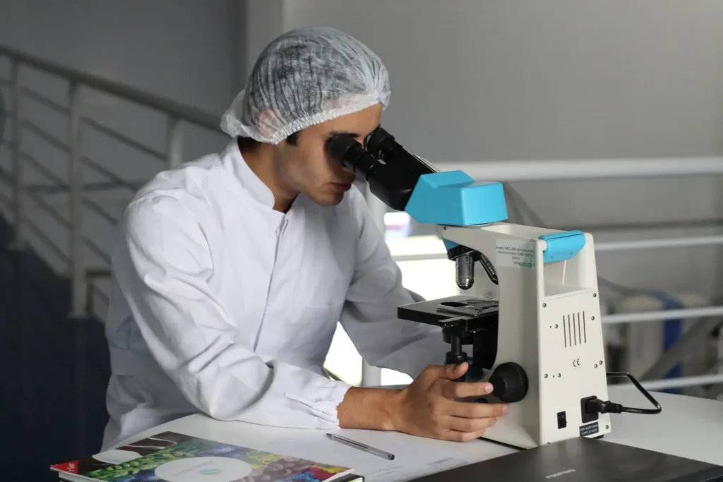 Ministerio de Ciencia ajusta convocatoria de becas en el extranjero para 2026 y abre proceso de rediseño del sistema