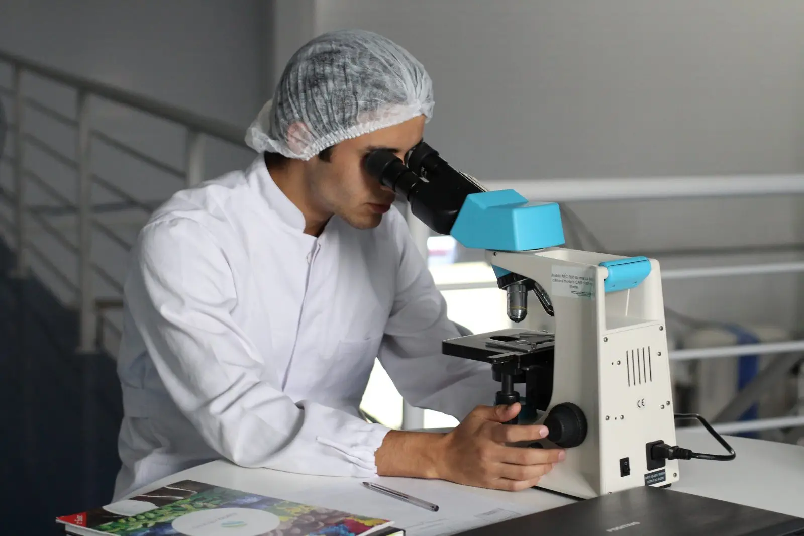Ministerio de Ciencia ajusta convocatoria de becas en el extranjero para 2026 y abre proceso de rediseño del sistema