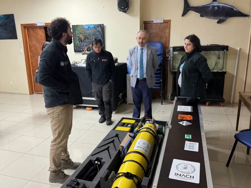 Tras visita a laboratorios de INACH seremi Carlos Olave destaca la importancia de invertir en equipamiento para fortalecer la ciencia antártica